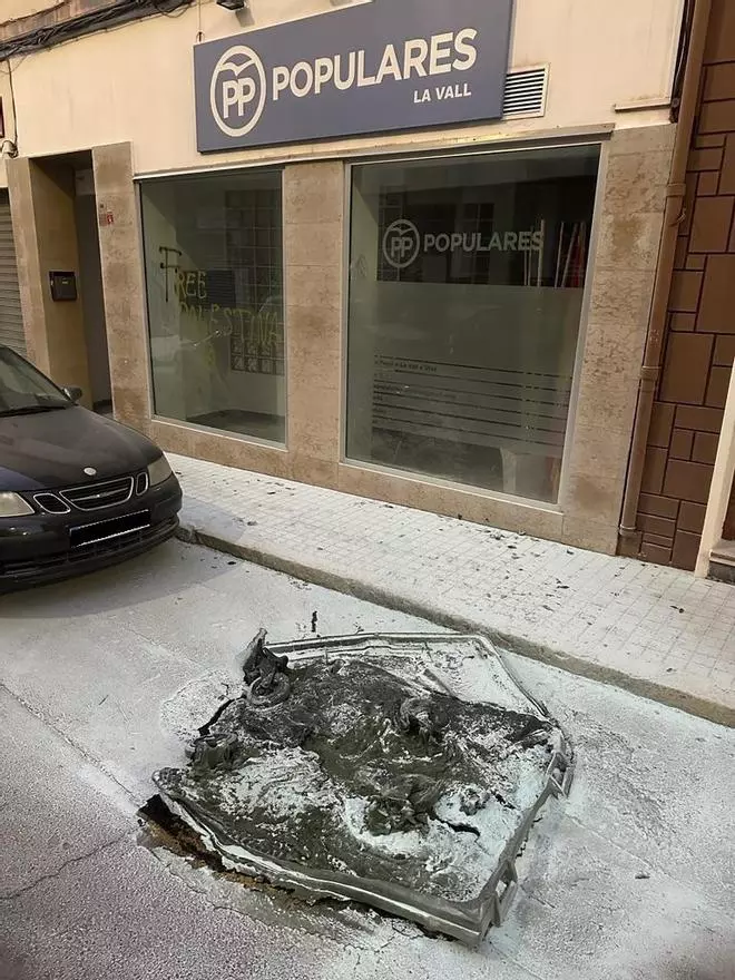 El PP denuncia pintadas "vandálicas" y la quema de un contenedor ante su sede de la Vall d'Uixó