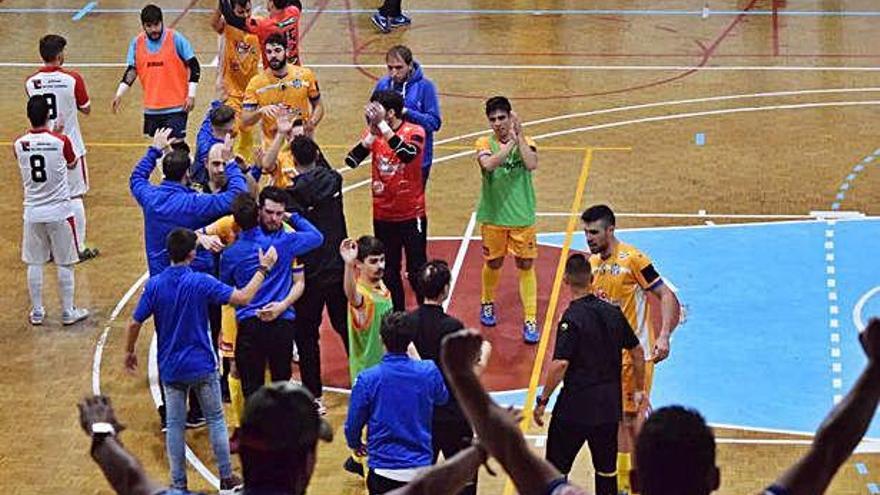 El Desguaces Casquero celebra su triunfo en un partido a domicilio anterior.