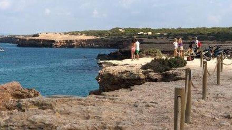 Los alrededores de Cala Saona son rocosos y muy visitados para apreciar la puesta de sol.