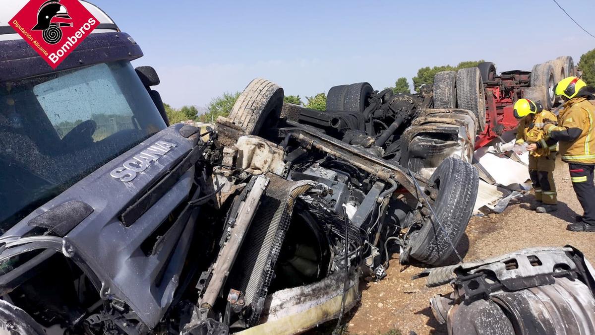 El camión cisterna ha quedado destrozado tras volcar.