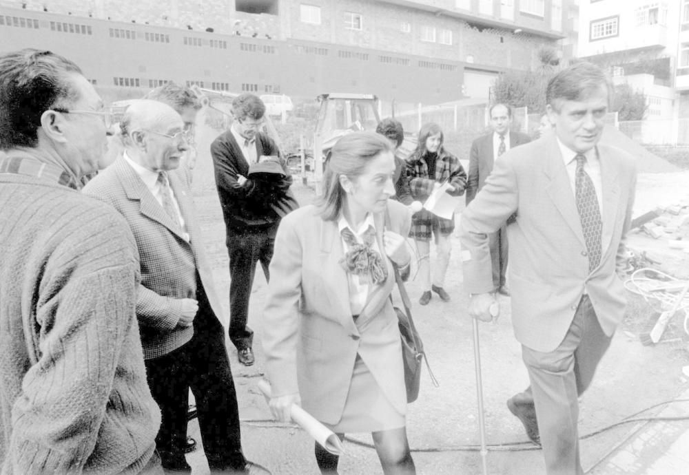 Vigo. Solar del nuevo centro en  A Doblada. En la imagen, Ana Pastor, directora provincial de Sergas, y Manuel Pérez, entonces alcalde de Vigo (20/12/1995)