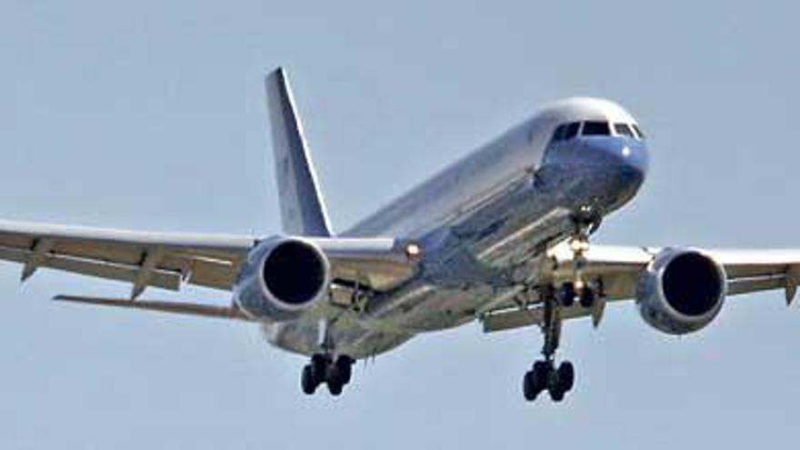 Un avión pasa ante la torre de control de Palma.