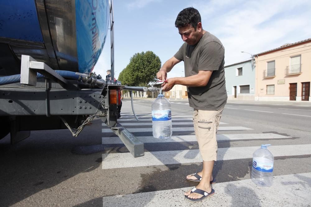 La Bisbal comença a repartir aigua potable amb un camió cisterna