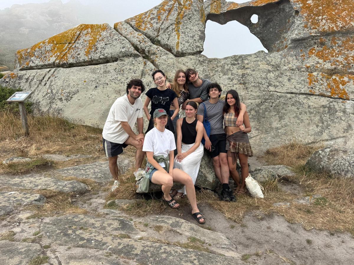 Adrián y sus compañeros de máster, en las islas Cíes.