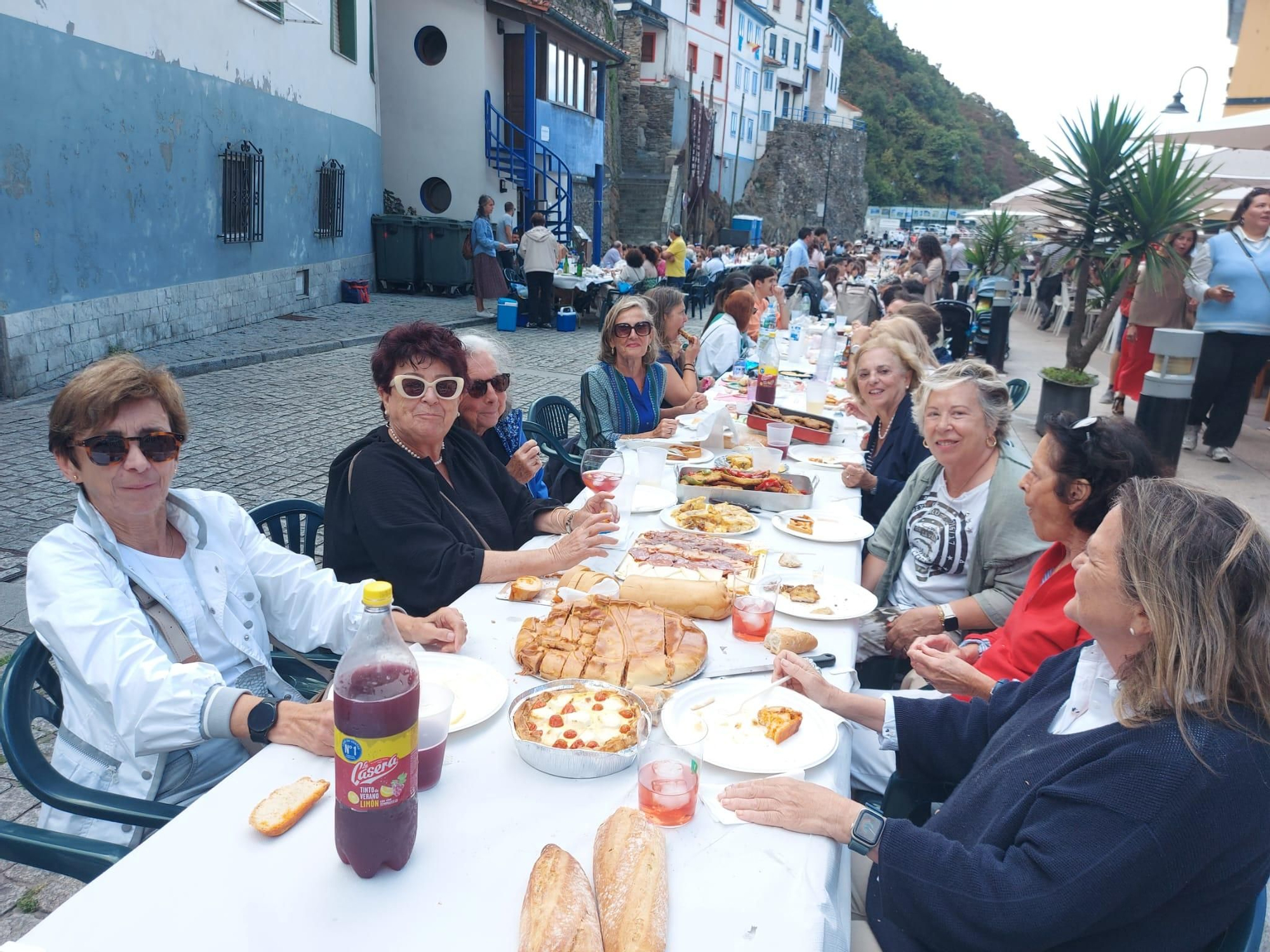 En imágenes: En imágenes: Más de 1.200 personas participan en la tercera comida en la calle de Cudillero