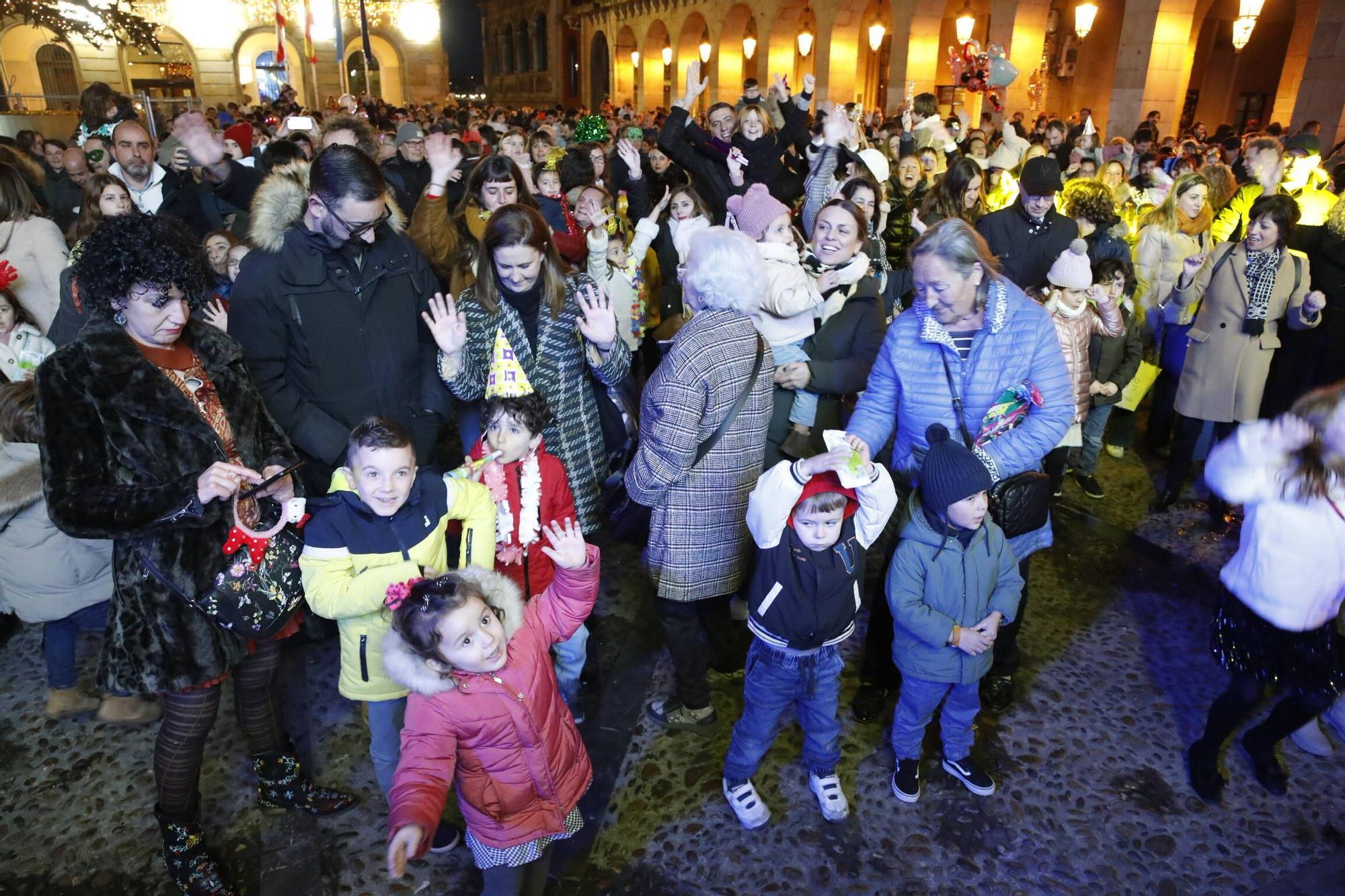 En imágenes: así han celebrado los más pequeños las 'Pequecampanadas' en la Plaza Mayor