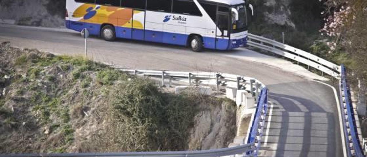 Imagen de un autobús escolar por la carretera que conecta Gorga con Quatretondeta.