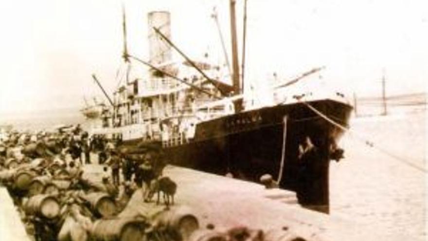 Descarga del agua del &#039;correíllo&#039; en el Muelle Comercial de Arrecife.