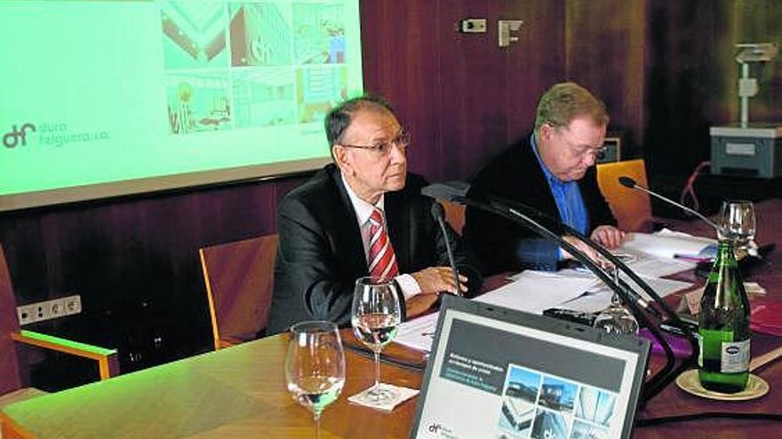 González Canga, de Duro Felguera, a la izquierda, y García Vigón, presidente de la  FADE, ayer, en La Granda.