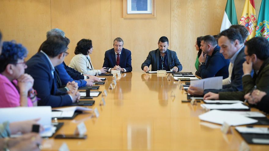 Diputación y alcaldes denuncian el &quot;desmantelamiento del mundo rural&quot; por suprimir el taxi para enfermos renales