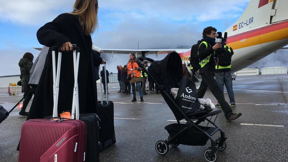 Passatgers de Ciutat de Palma aquest matí a l'arribada a l'aeroport Andorra la Seu