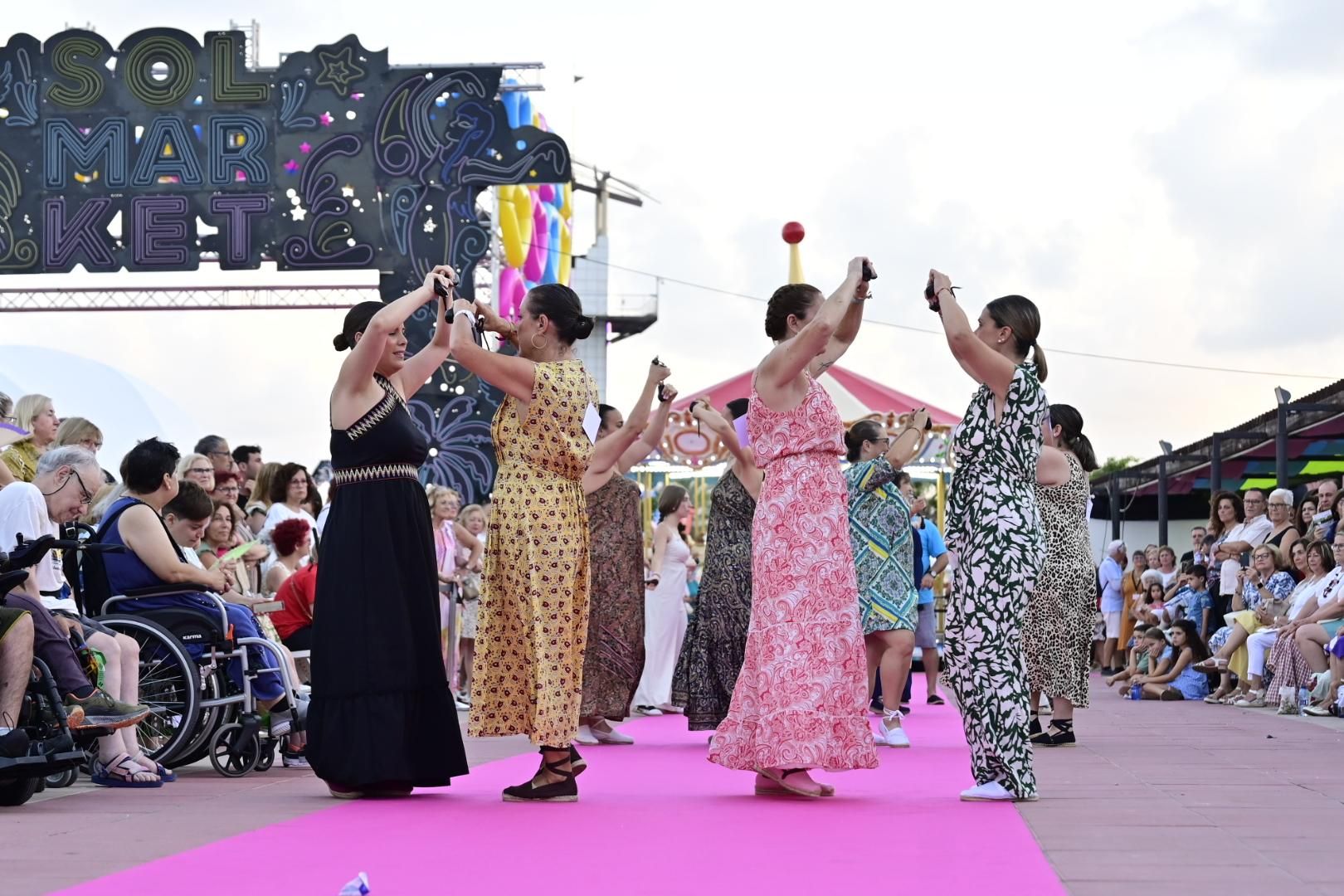 El Moll de Costa se viste de moda con el desfile solidario de Cáritas