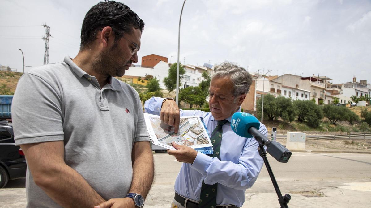 El presidente de la Diputación, Salvador Fuentes (d), muestra la imagen del proyecto.