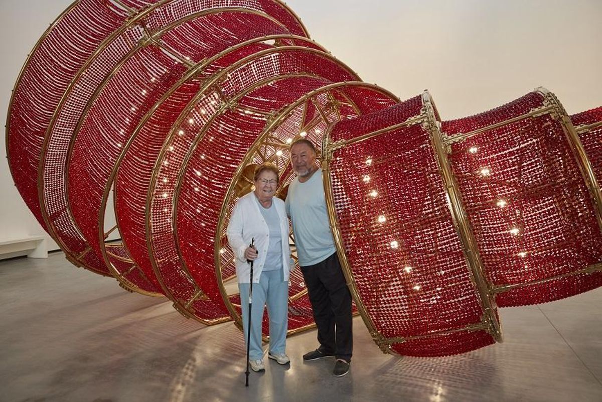 La galerista alemana posa con el artista Ai Wei Wei cuando visitó su obra ‘Descending LIghts’.