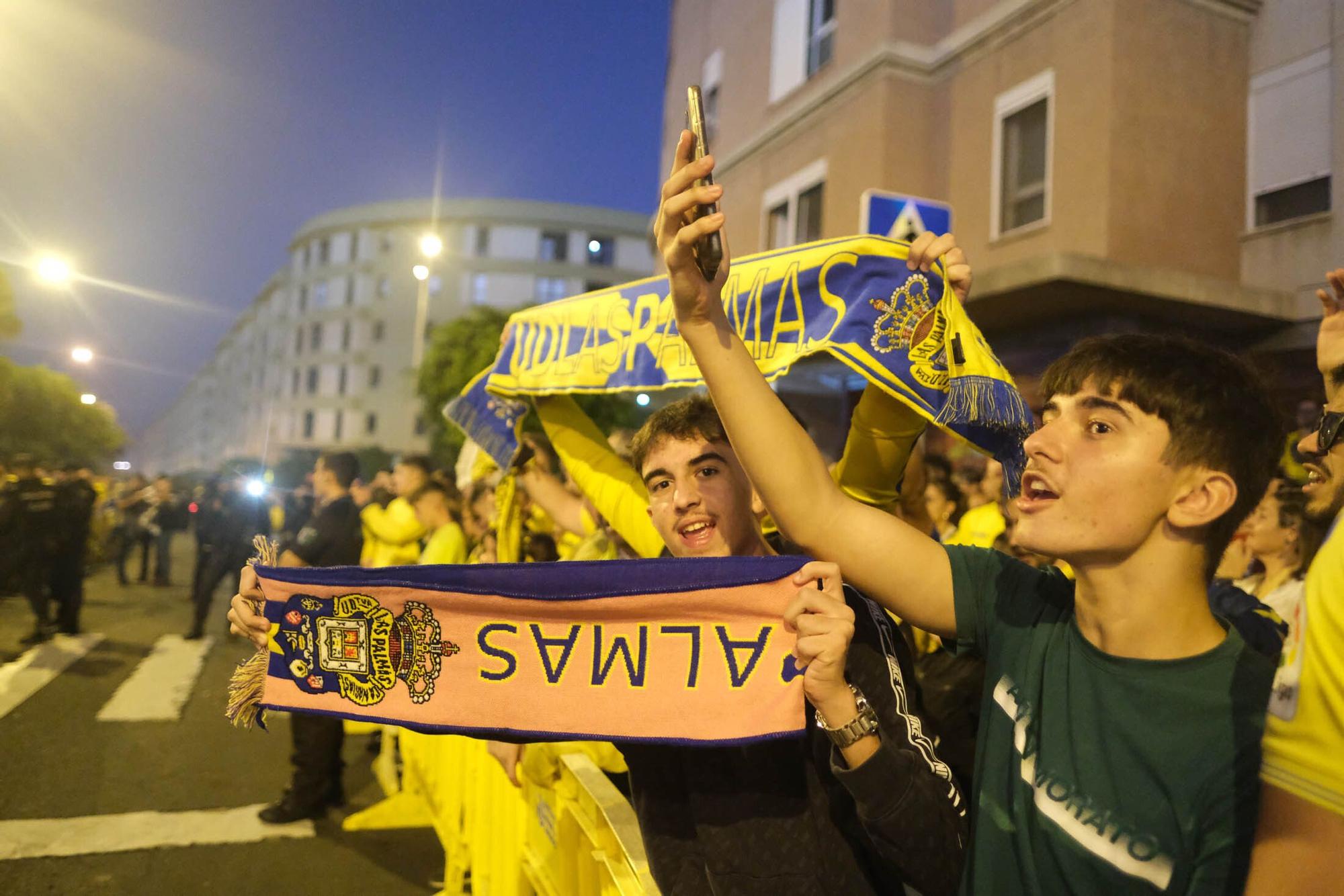 Los aficionados de la UD Las Palmas reciben la guagua con los jugadores antes del derbi