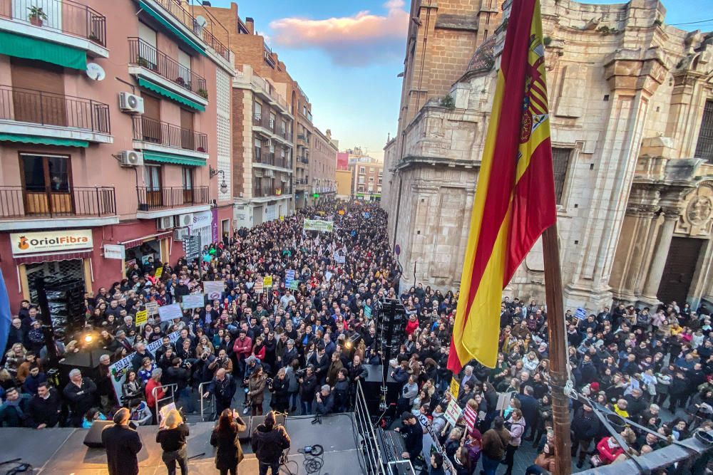 Veinte mil personas reclamaron ayer en las calles de Orihuela la derogación de la ley de Plurilingüismo