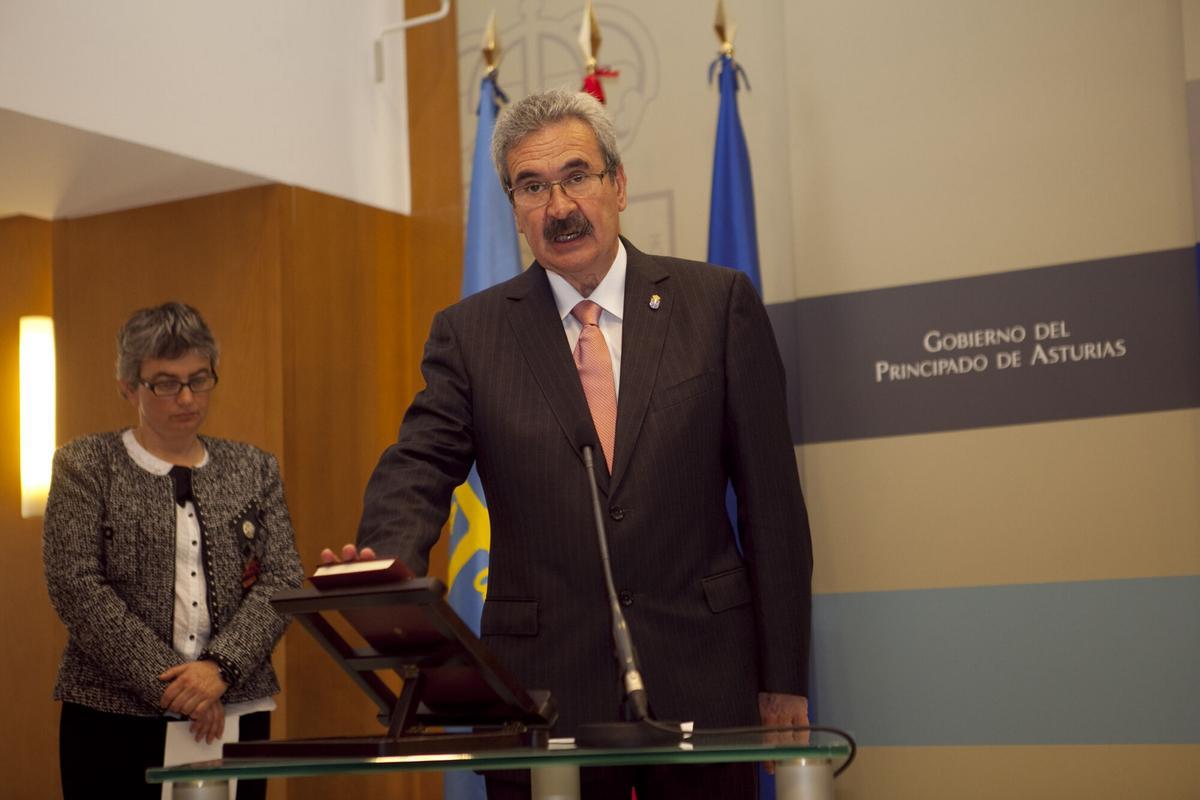 Graciano Torre promete su cargo de consejero en 2012.