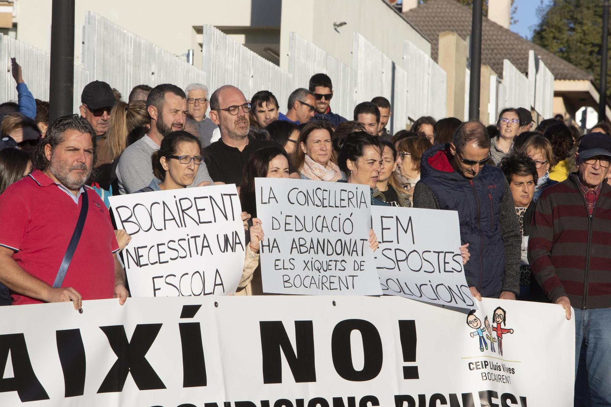 Protesta a las puertas del CEIP Lluís Vives de Bocairent por la paralización de las obras.