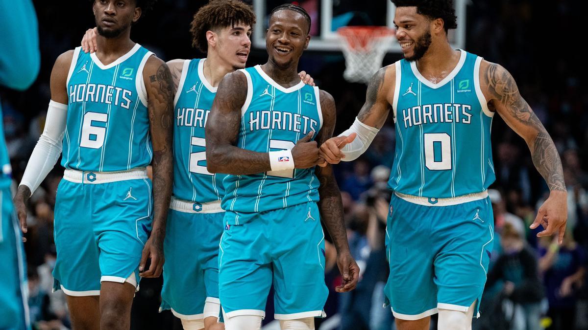 Los Hornets celebran la victoria.