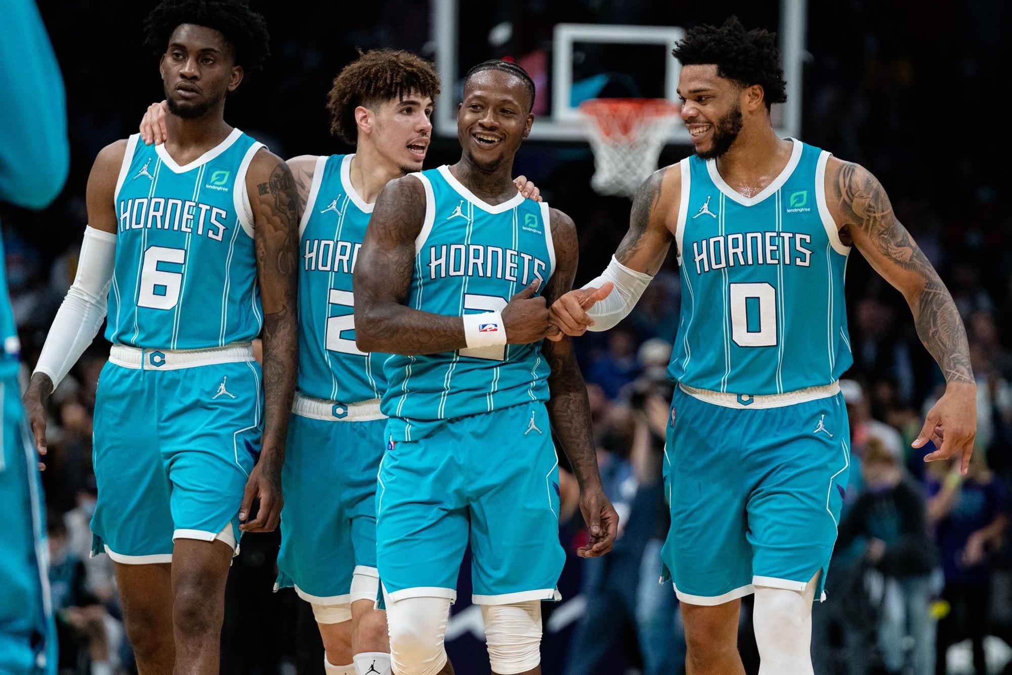 Los Hornets celebran la victoria.