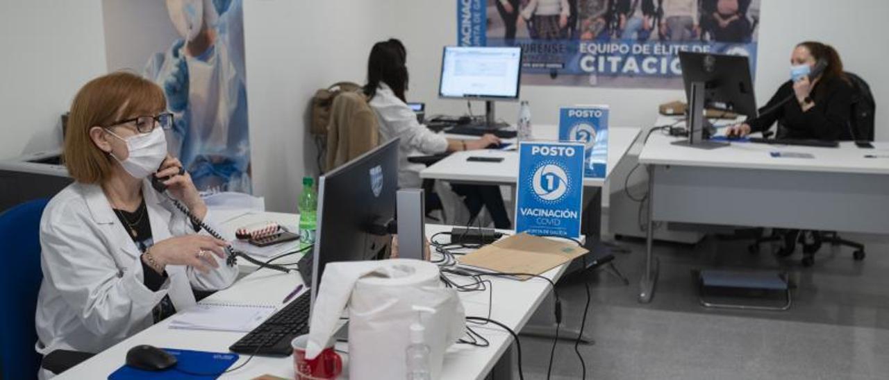 Personal del equipo de citación, en la central de llamadas habilitada en el centro de saúde de O Couto.   | // BRAIS LORENZO