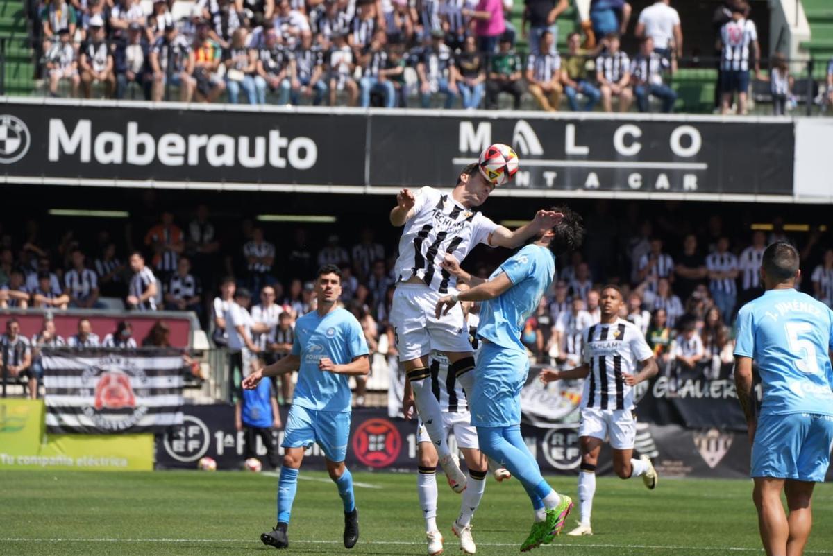 Una jugada del encuentro entre el Ibiza y el Castellón en Castalia, este domingo.