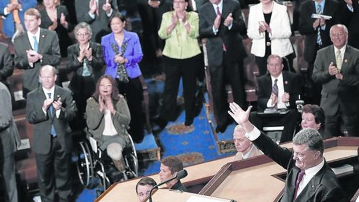 Poroshenko saluda en medio de una ovación durante su intervención ante las dos cámaras del Congreso de EEUU, ayer, en Washington.