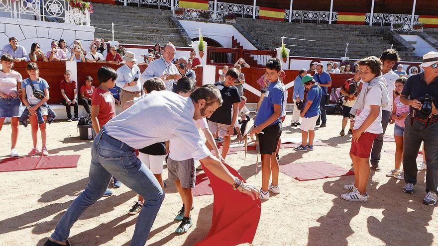 Pepe López, mozo de espadas del difunto Víctor Barrio, muestra a los niños cómo construir una muleta.