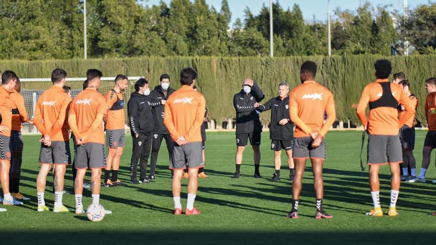 Fran Escribá dando instrucciones a su plantilla, durante su primer entrenamiento al frente del Elche