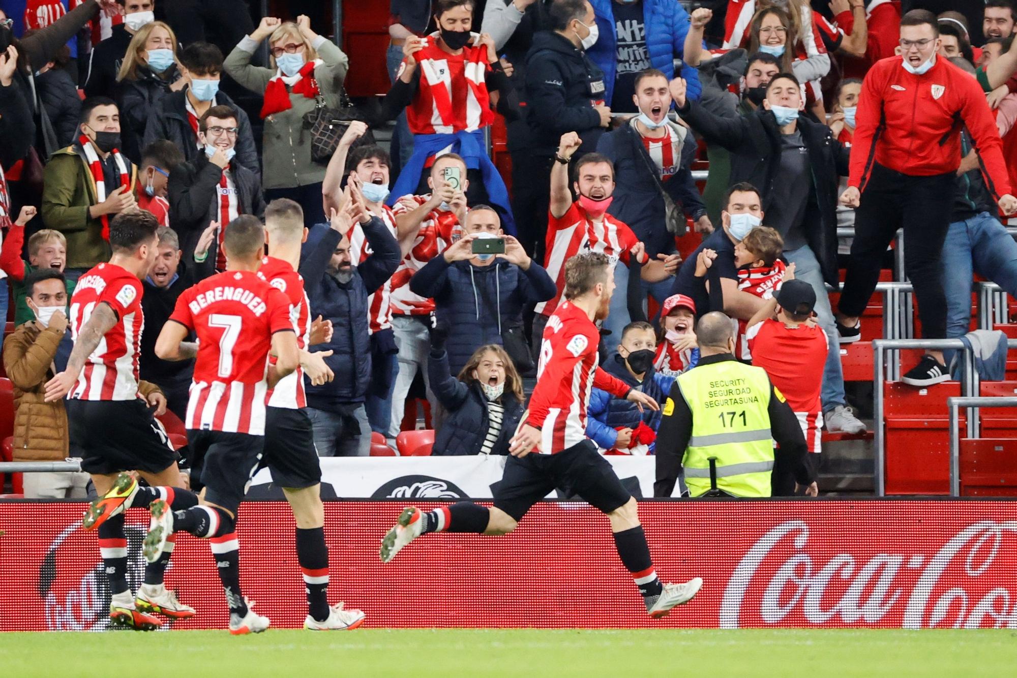 Aficionados del Athletic celebran un gol del equipo rojiblanco en San Mamés.