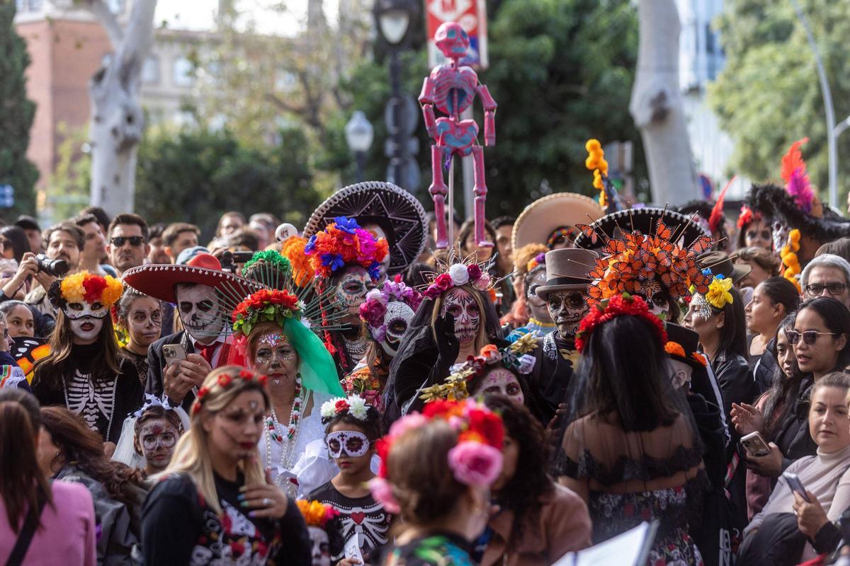 Espectacular desfile de Catrinas por La Rambla