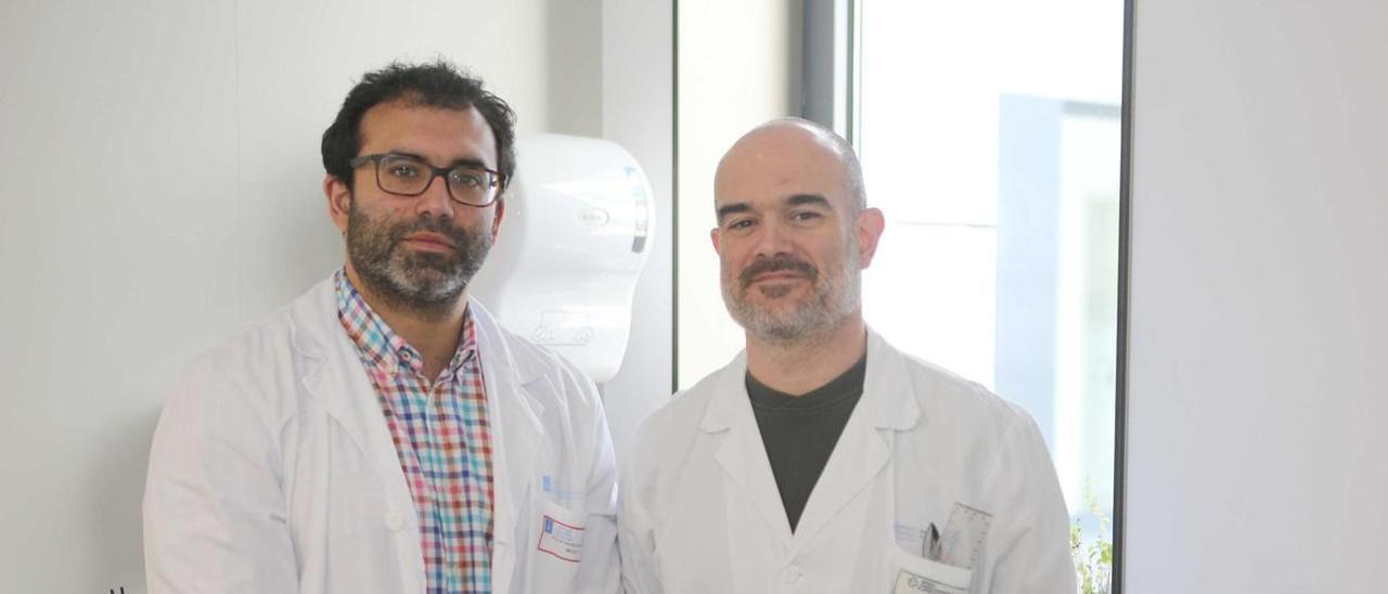 Los doctores Víctor Sacristán y Juan No, ayer, en el Hospital Universitario de A Coruña (Chuac).