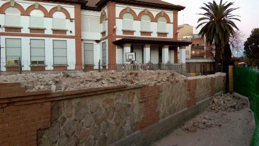 Reclaman que se pare el derribo del muro del colegio General Navarro de Badajoz