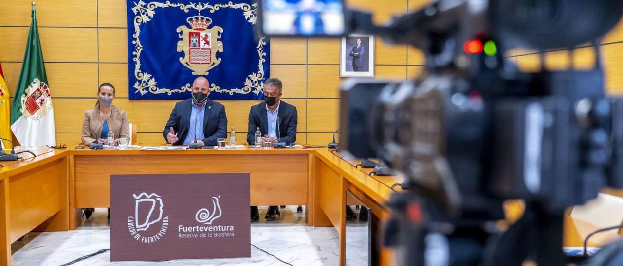 Lola García (i), Sergio Lloret (c) y Claudio Gutiérrez (d), durante la presentación del año de gestión del Cabildo, ayer. | | LP/DLP