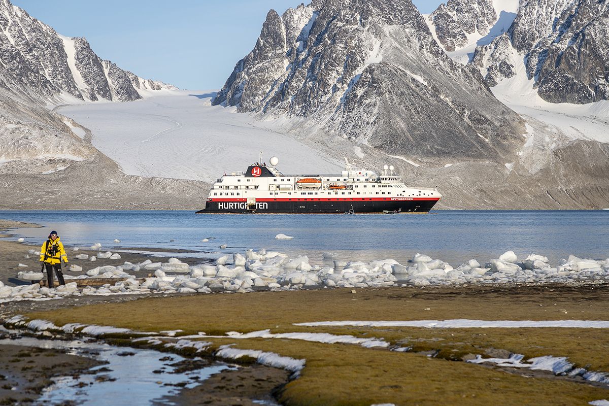 MS Trollfjord de Hurtigruten navegando