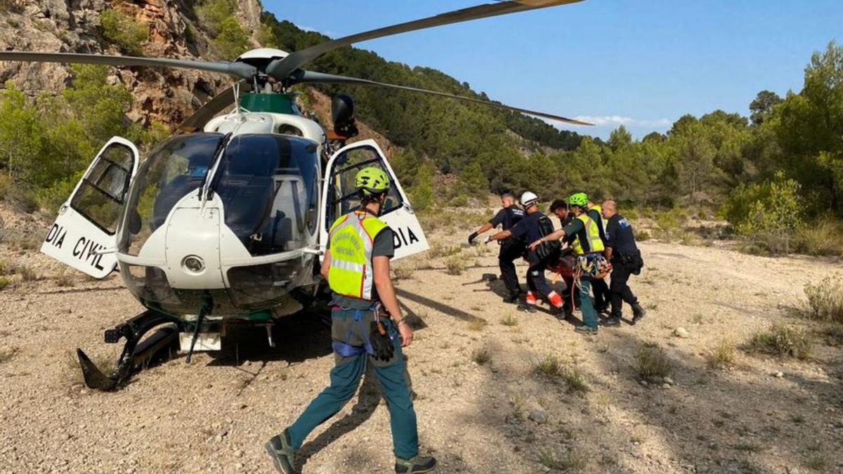 Asistencia a un herido en una zona montañosa de la isla. | GUARDIA CIVIL