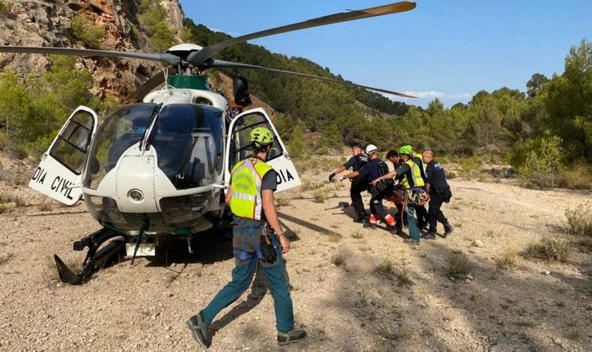 Asistencia a un herido en una zona montañosa de la isla. | GUARDIA CIVIL