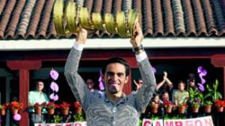 Alberto Contador festeja su segundo Giro de Italia