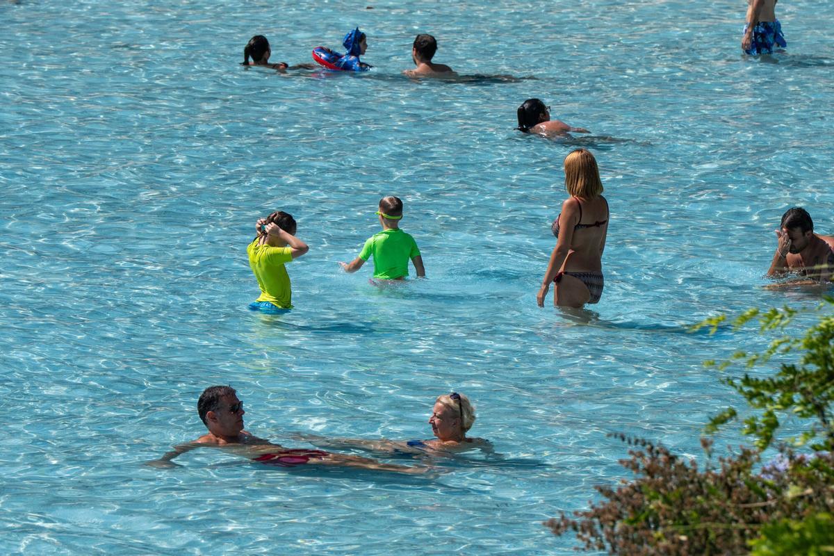 La piscina-llago de la Creueta del Coll registra una gran afluencia de bañistas durante el verano