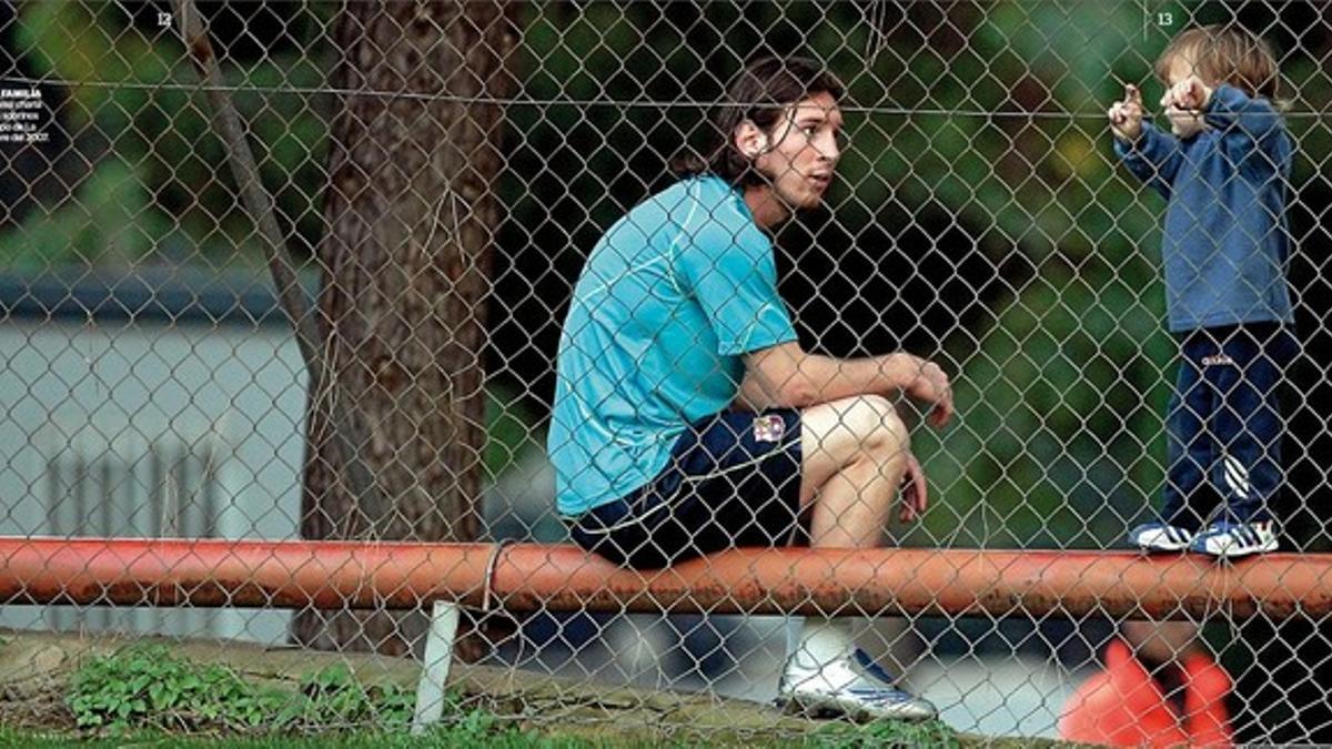 Un cariñoso Messi charla con uno de sus sobrinos en el viejo campo de La Masia, en octubre del 2007.