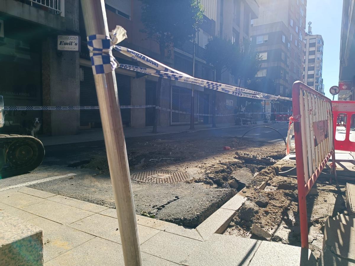 Calzada levantada de la calle San Roque tras el reventón de una tubería.