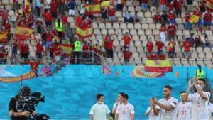 Los jugadores de la selección española saludan a la grada de La Cartuja tras la victoria ante Eslovaquia.