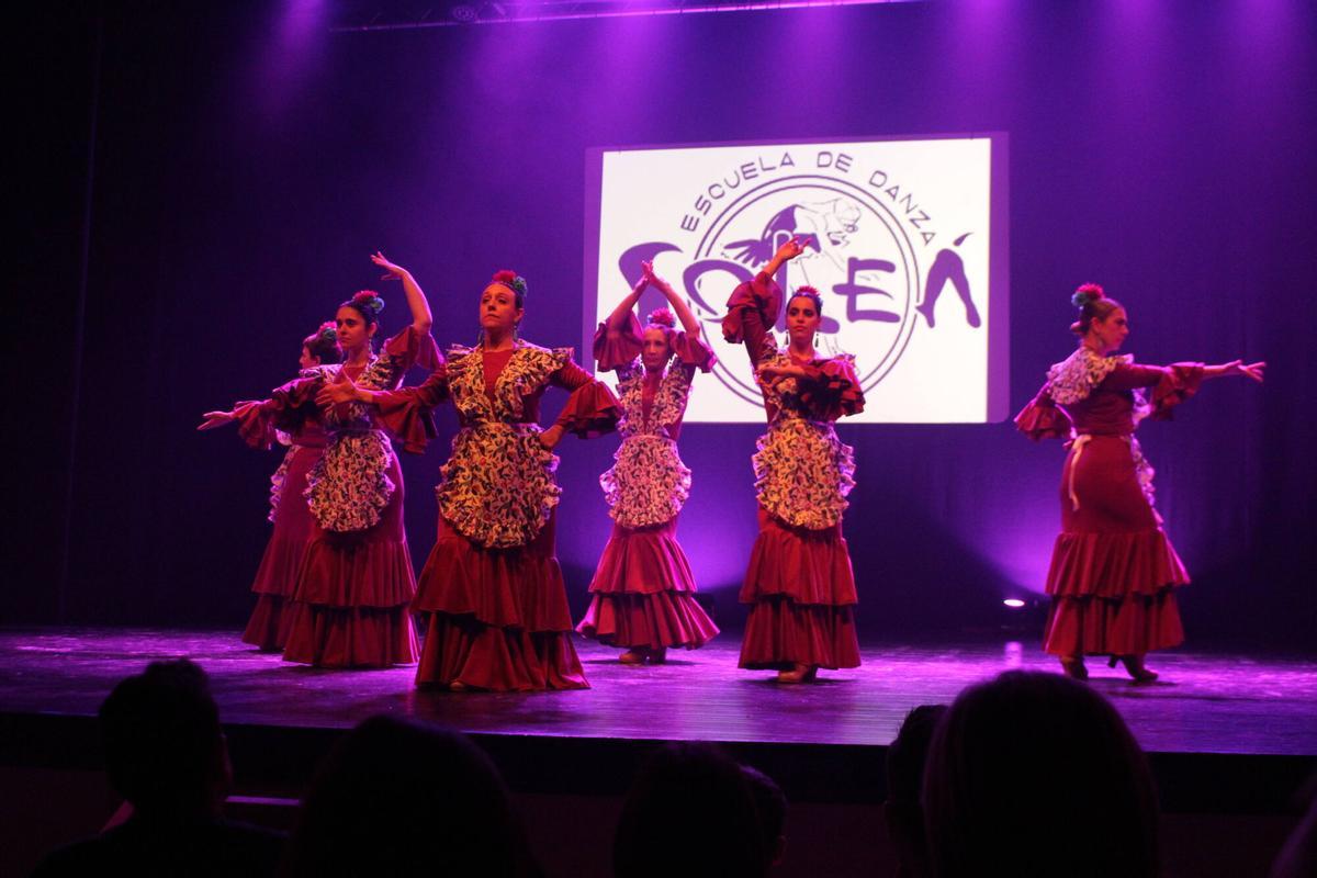 El grupo de baile de "Las Lolas" durante la gala de Soleá.