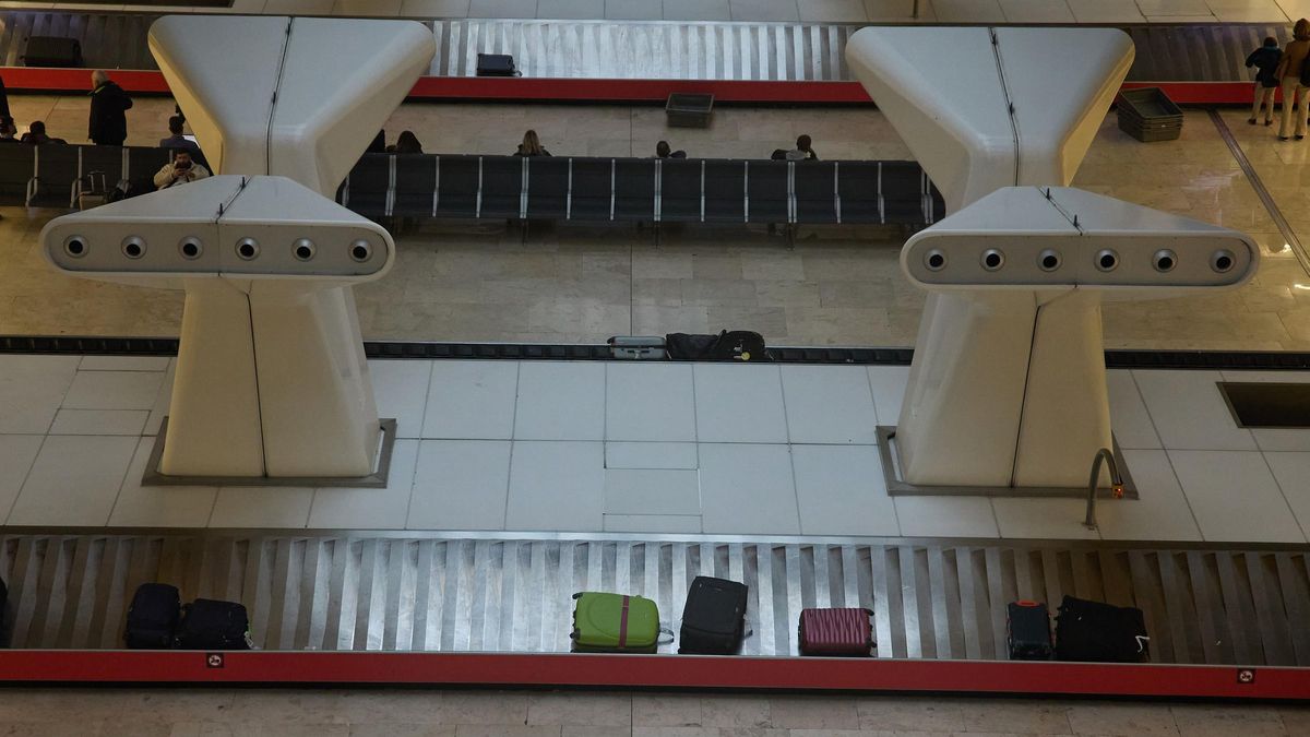 Desarticulada una organización criminal que introducía droga utilizando falsos viajeros para recoger maletas en el aeropuerto de Madrid