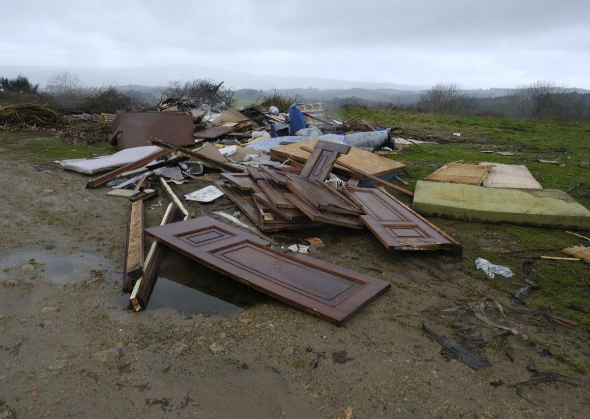 Puertas y colchones  en el Monte de Coteimil.