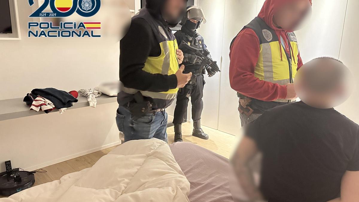 Imagen policial de la detención del principal investigado en su chalé de Alicante.