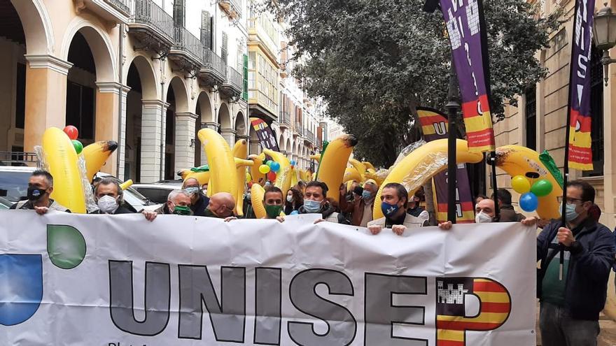 Un centenar de funcionarios se manifiestan ante el Parlament para reclamar la equiparación de residencia con la península