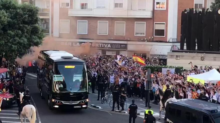 Espectacular recibimiento en Mestalla al autobús del Valencia CF