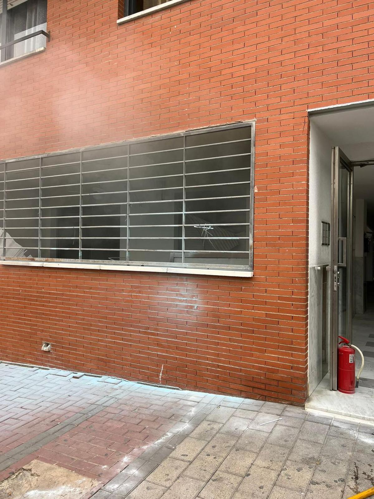 Humo en el lugar del suceso, en el casco urbano de Alcantarilla.