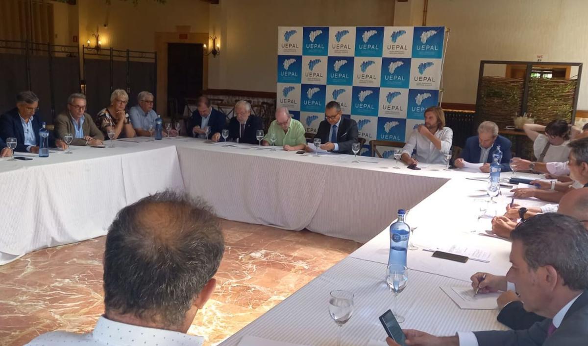 El comité ejecutivo y la junta directiva de Uepal en la reunión mantenida este miércoles en Novelda. | INFORMACIÓN